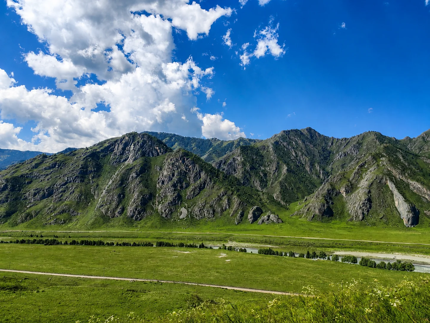 Летняя зелёная долина под облаками